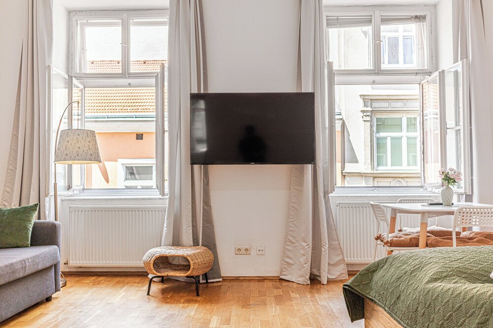 Beautiful 2BR Apartment Near Rennweg