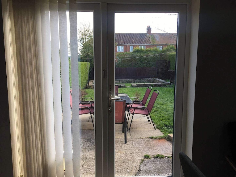 House-sleeps 5-parking-bbq-garden-patio