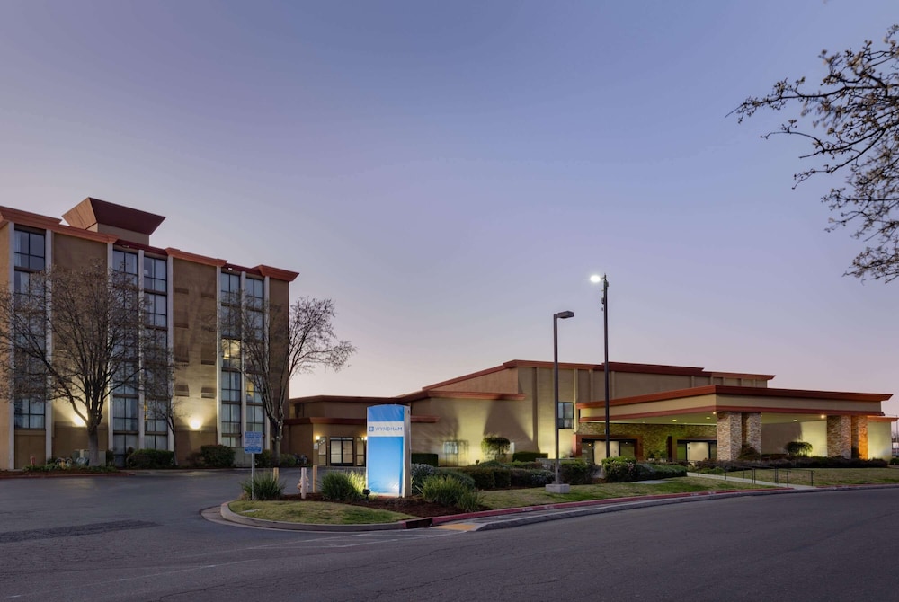 Hotel Wyndham Sacramento - Image 1