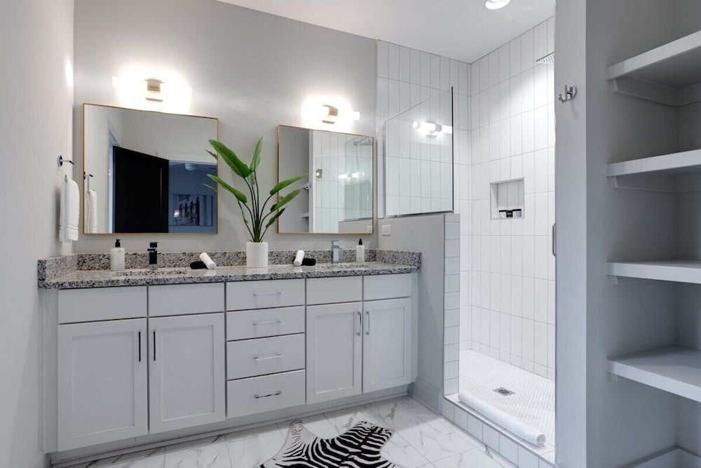 East Nash Oasis - 13 Beds - Going Fast