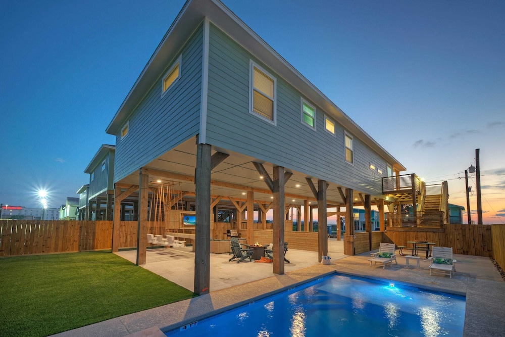 Pool, Firepit + Golf Cart Zone + Near Beach Looney Dunes by Avantstay
