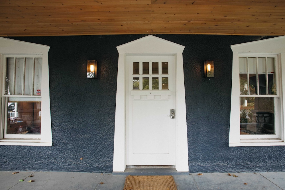 East Nashville Retreat w/ Fireplace, Backyard Firepit, Outdoor Dining & Minutes From Downtown Music, Food & Nightlife Chapel House by Avantstay