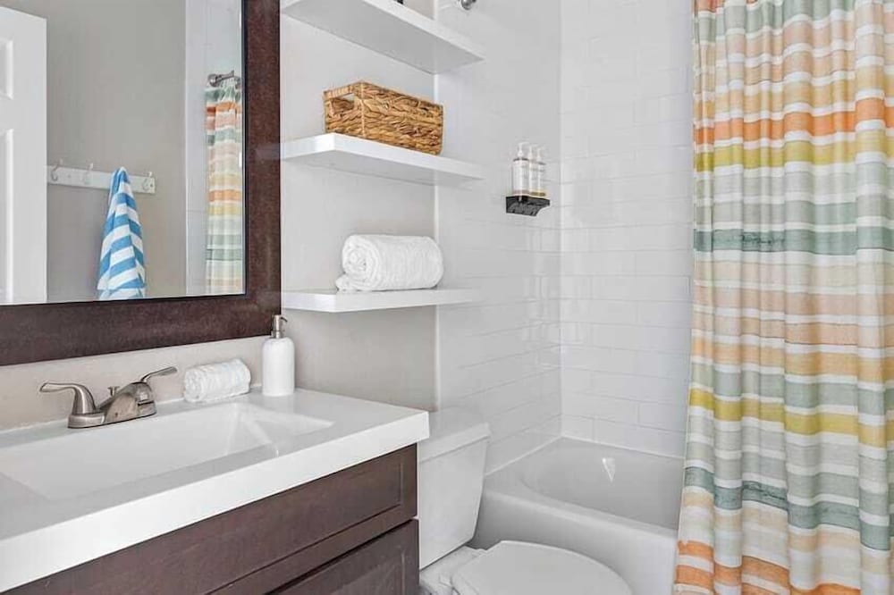 7bdr w/ Private Pool, Hot Tub, Fire Pit, Walk to Beach Tidal Wave by Avantstay
