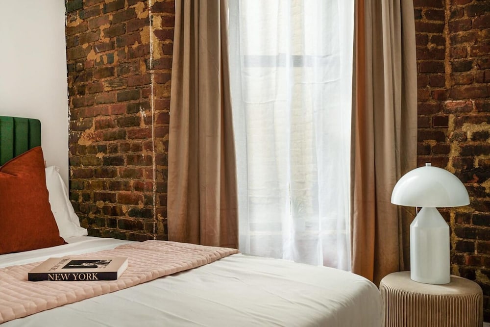 153-5a Charming 2BR LES W D
