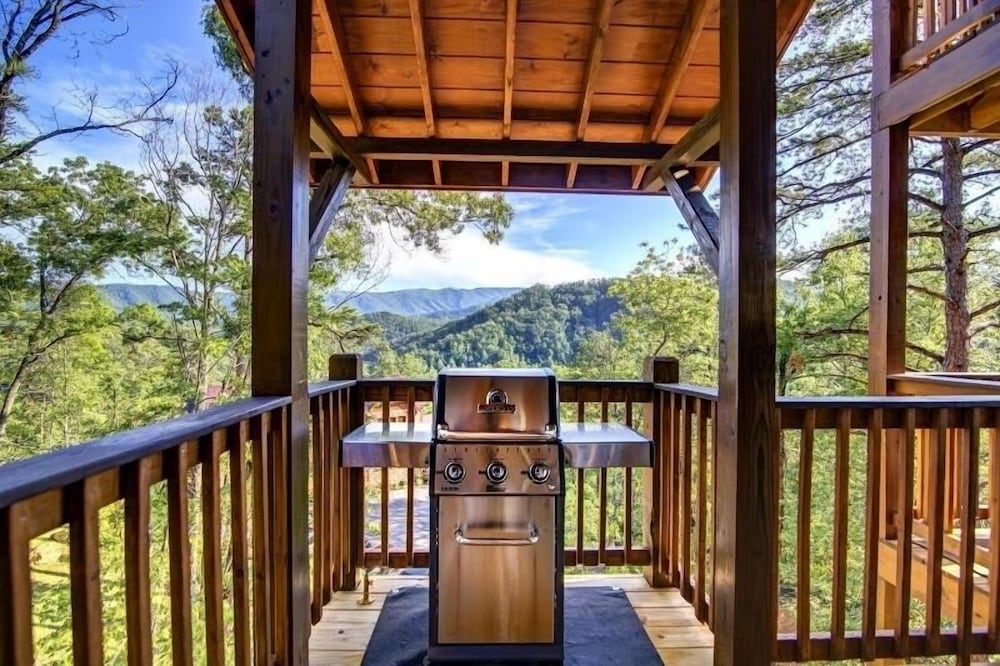 Lazy Bear Lodge - 4 Bedrooms, 4 Baths, Sleeps 14 Home by RedAwning