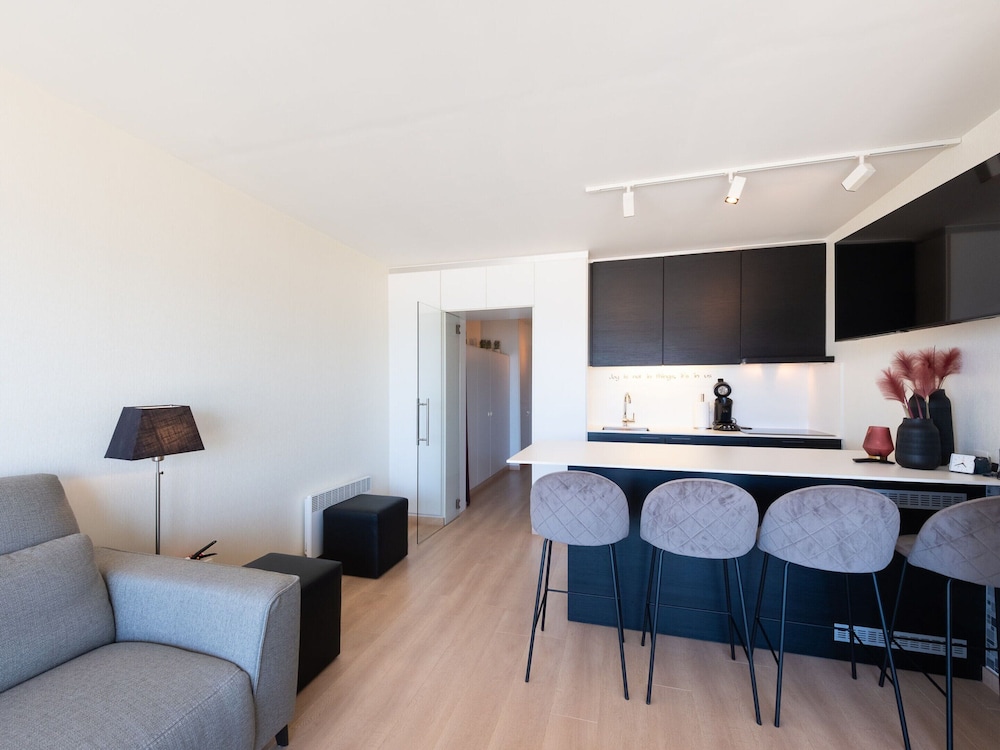 Studio on Seafront Near Tram Stop
