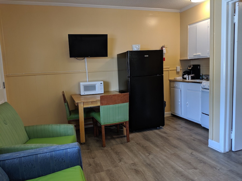 Colonial Inn Motel