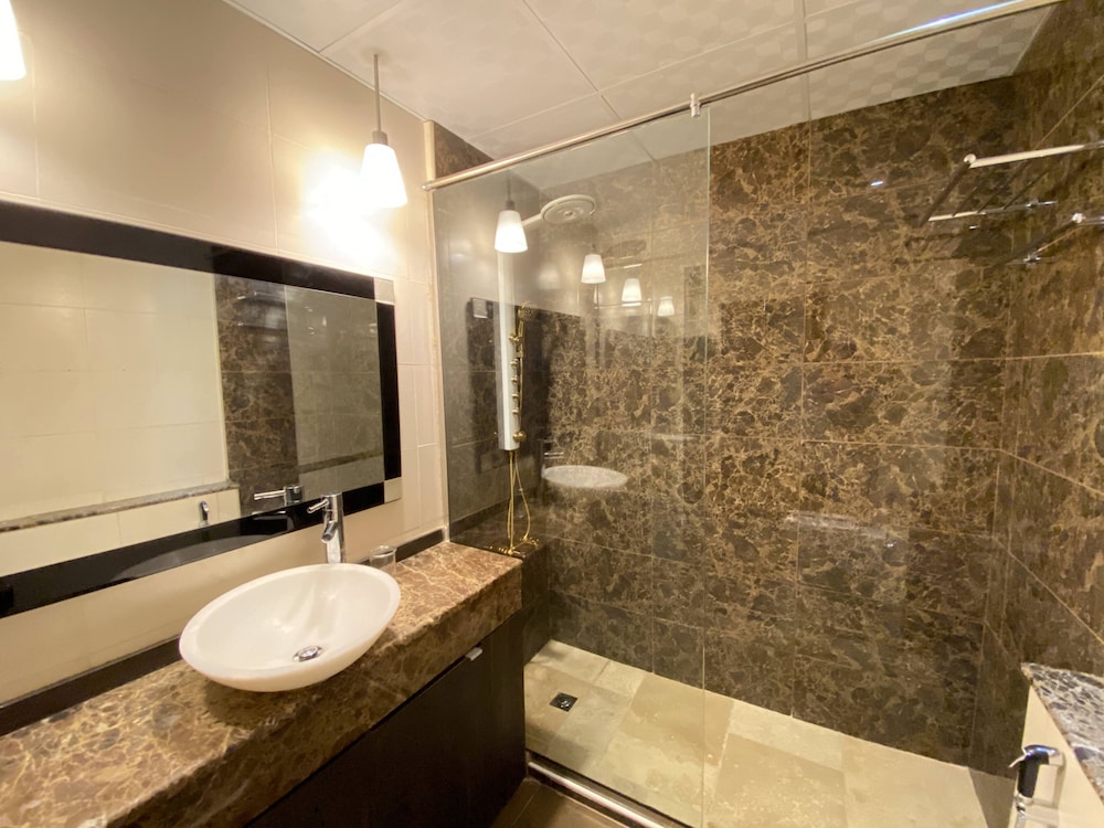 Lux BnB 2BDR Private Garden
