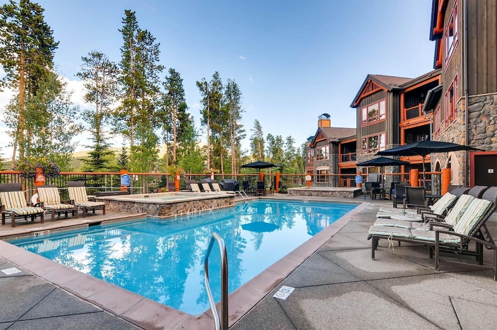 Bluesky Breckenridge Luxury 3 Bedroom Condo at Snowflake Lift