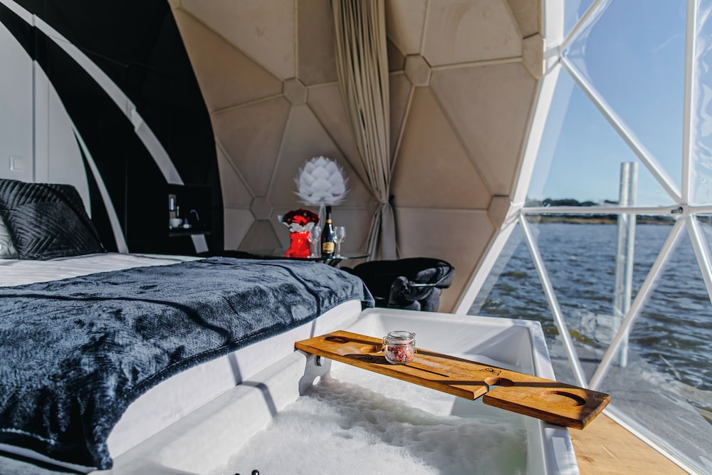 HT Houseboats