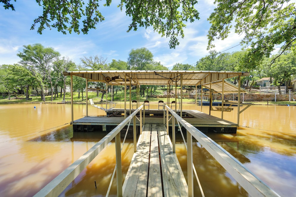 Family Home on Lake Bridgeport: Pets Welcome!