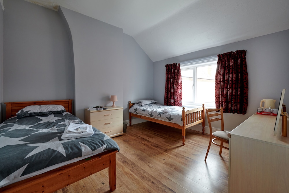 Detached 3 Bed House, Ideal for Long Stays & Pets view 5