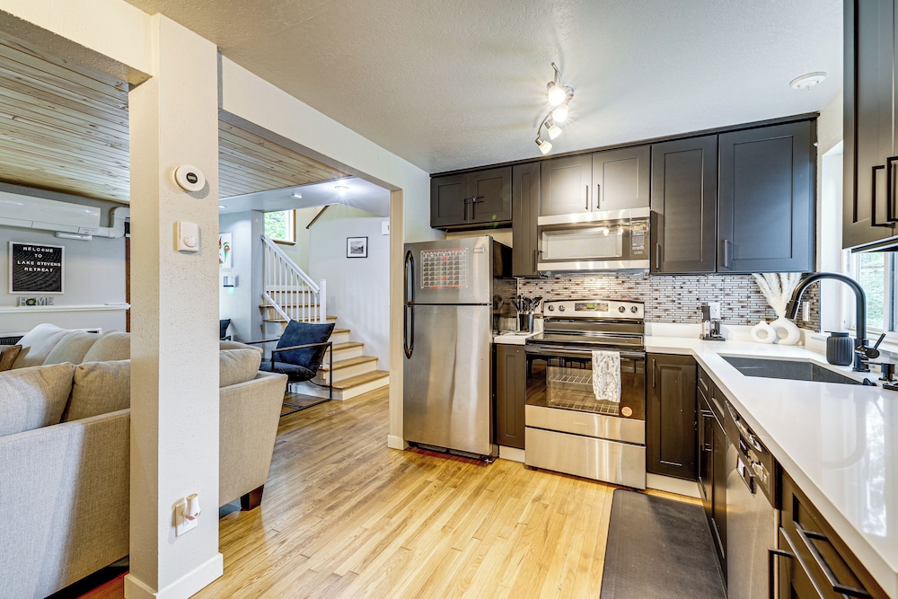 Walk to Lake Stevens: Duplex w/ Fire Pit!
