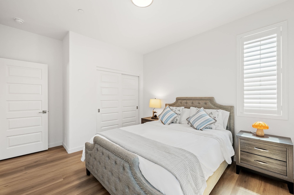 Spacious 5BR Getaway w Game Room Modern Comfort