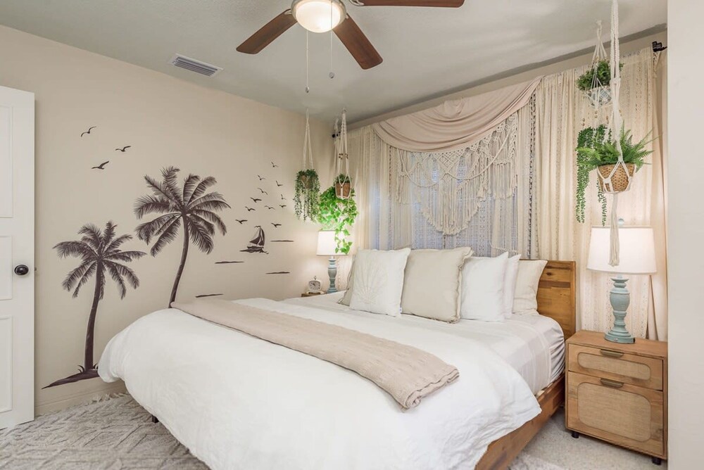 Tropical Oasis With Hot Tub in Treasure Island