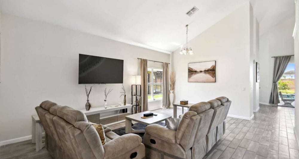 Large 6BR Family Home w Pool Hot Tub Games Room