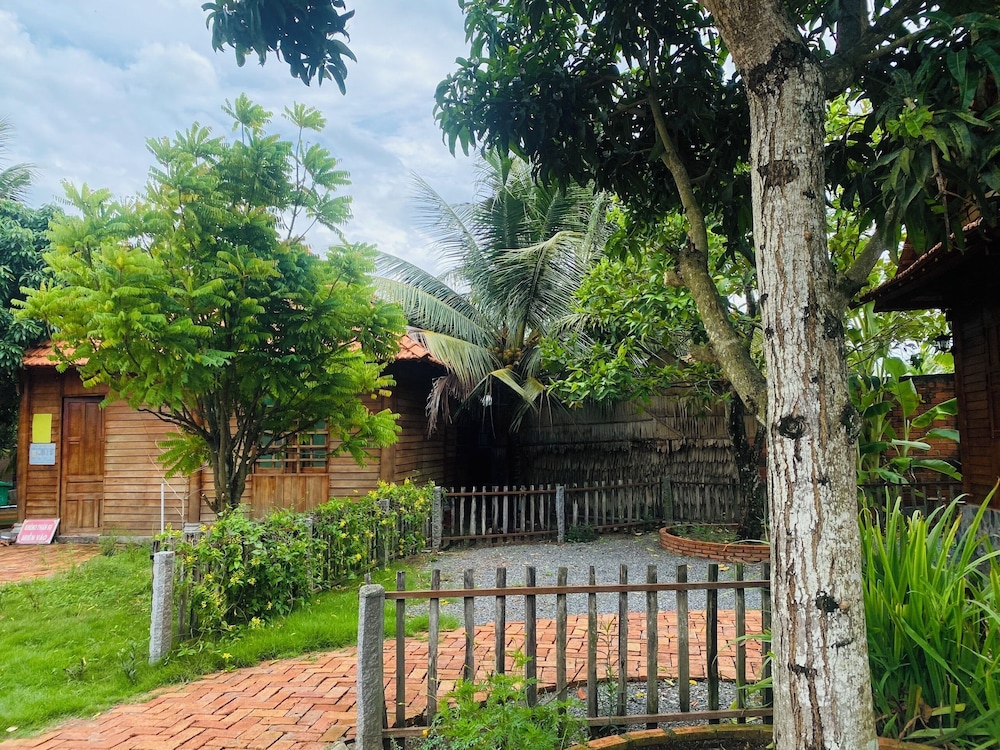 Rooster Mekong Resort
