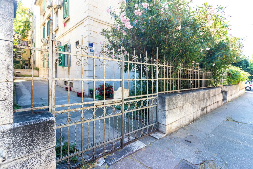 Traditional apartment Bacvice, 3 min walk to the beach