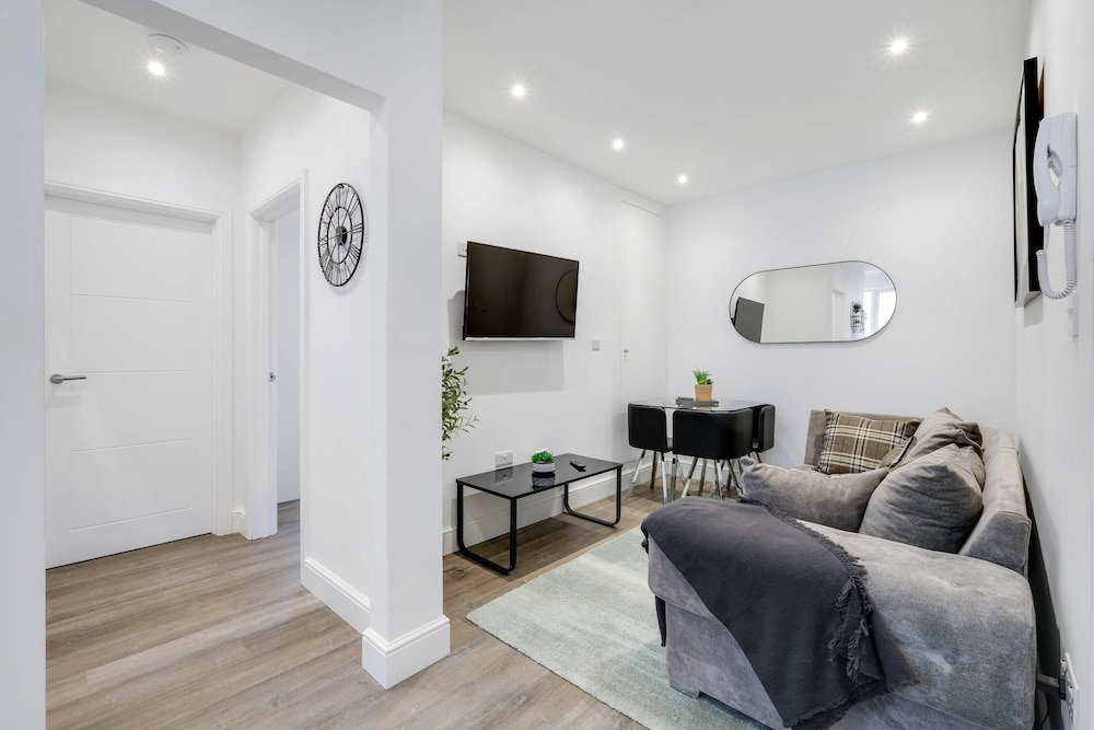 West Hendon Apt with Parking 03