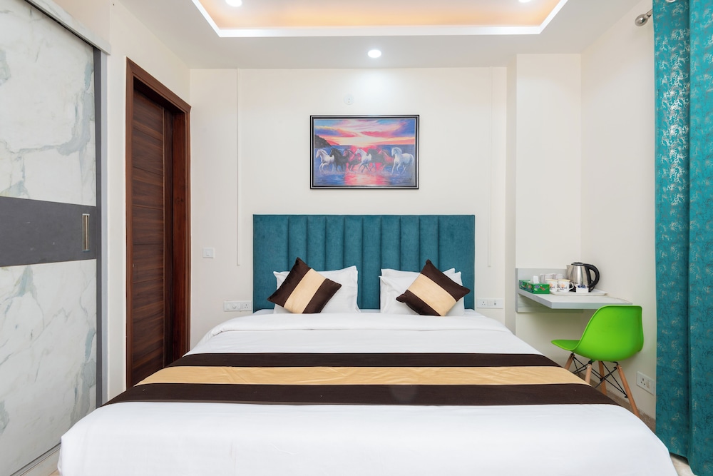 Saavi Hotel Sector- 45