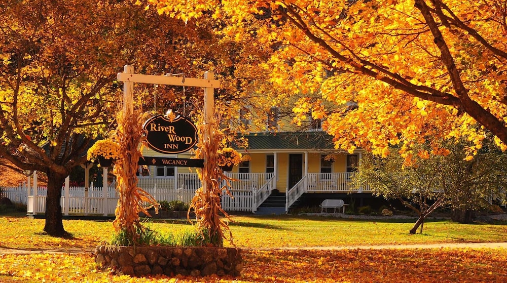 Hotel Riverwood Inn