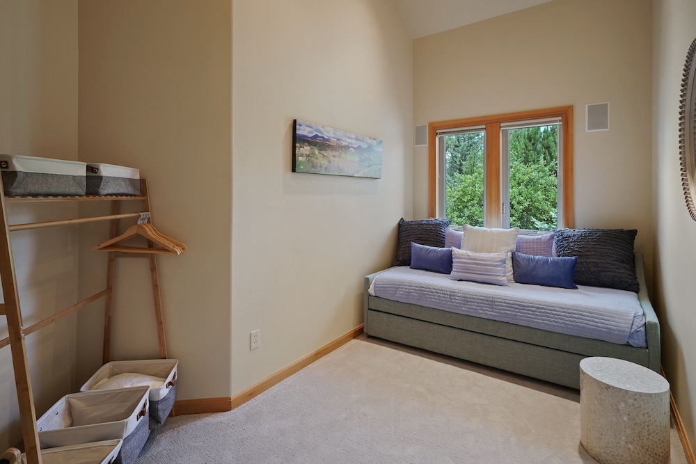 Family-Friendly Dara Oaks Home with Private Hot Tub and BBQ on the Deck by RedAwning