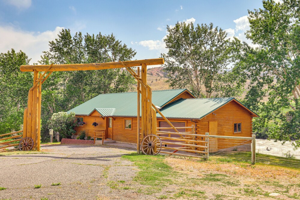 Dubois Riverfront Lodge w/ On-site Fishing & Views