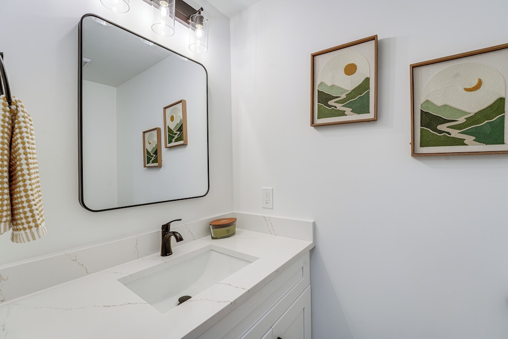 Hot Tub, Decks & 2 Kitchens: Mtn-view Jasper Gem!