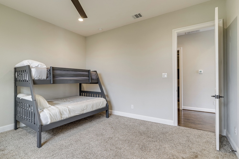 9 Mi to Downtown Houston: Spacious Group Getaway