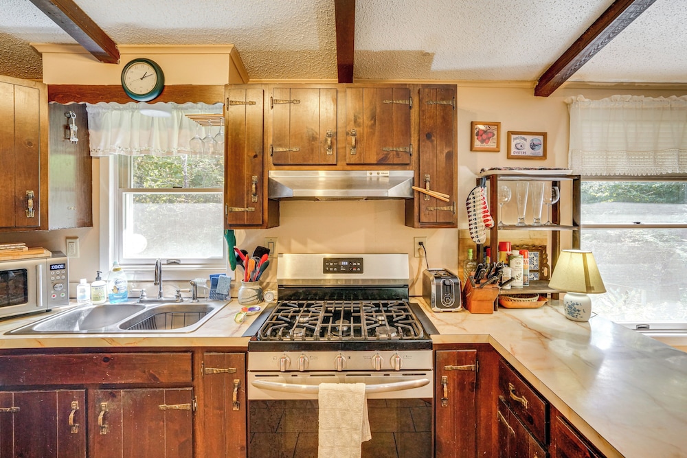 Quiet All-season Creekside Escape in Upstate!
