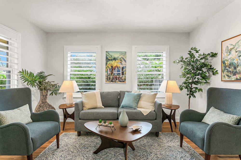 Pool House Oasis - Home for 6