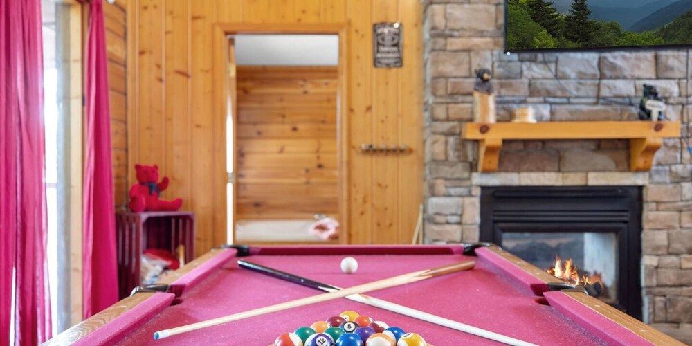Smoky Mtn Lux Cabin Hot Tub Pool Views