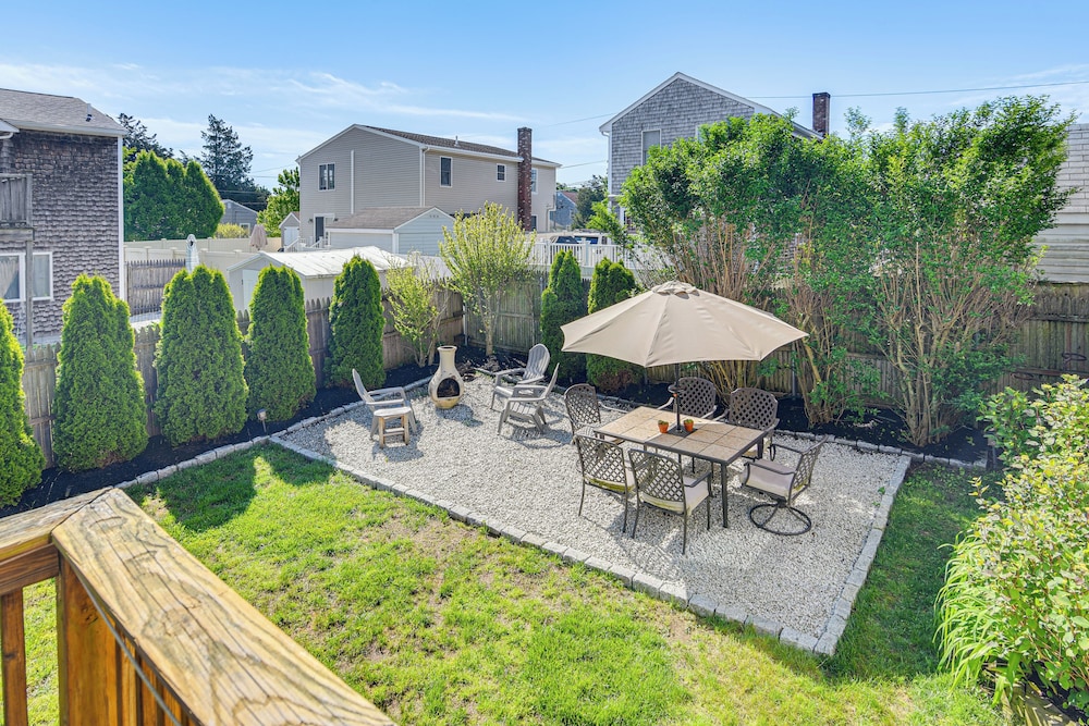 Beautiful Portsmouth Cottage By the Sea w/ Jacuzzi