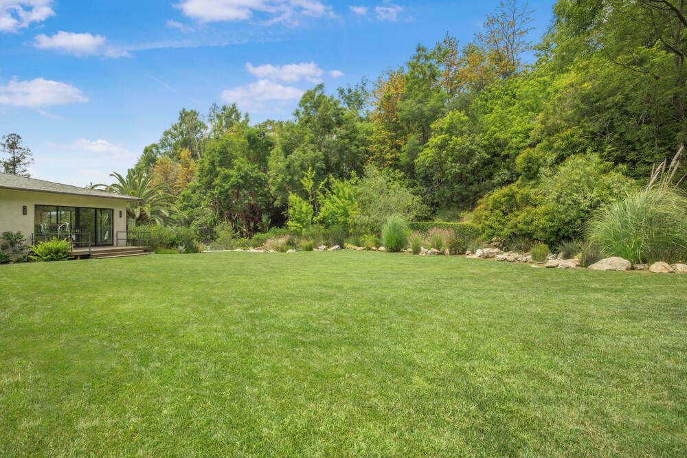 Bowmont - Resort-style Beverly Hills Escape w/ Pool, Garden and Privacy