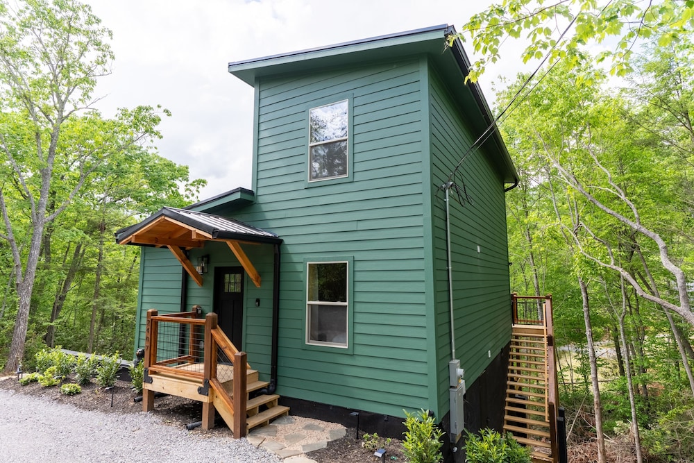 2 Brand New Cabins for Family Retreat