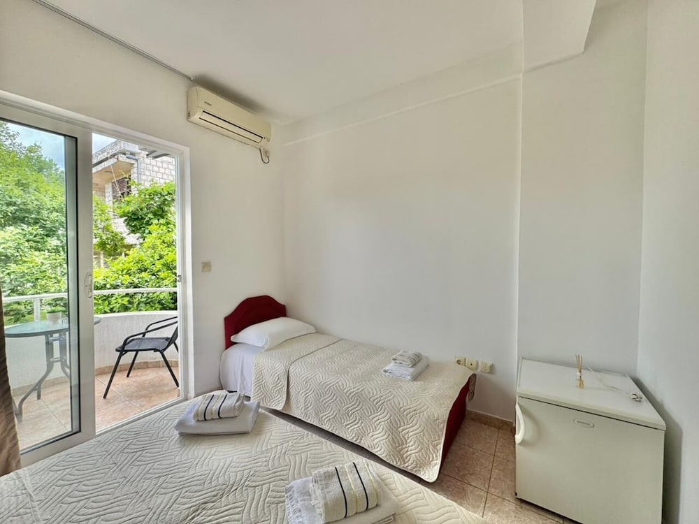 B&M Holiday Rooms