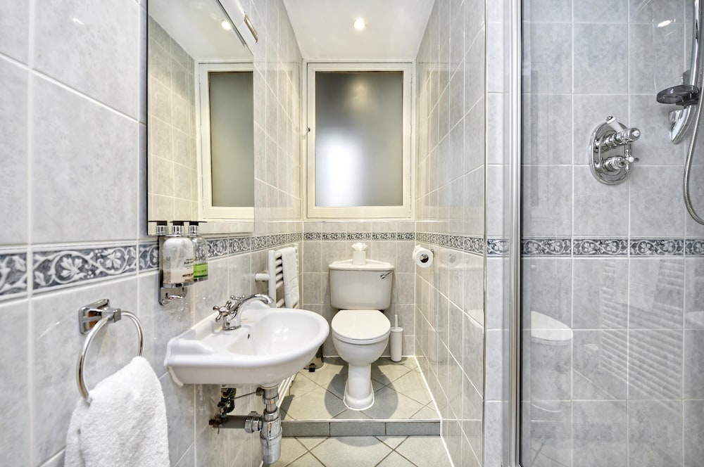 Historic Whitehall Flat in SW1 by Underthedoormat