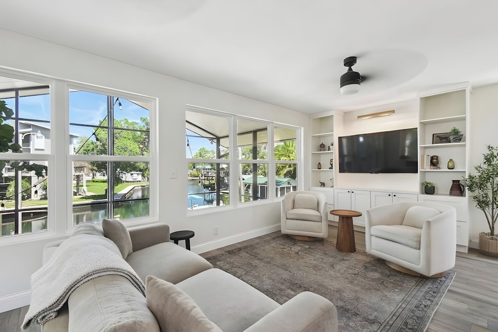 Waterfront Gem on Weeki Wachee River w/ Boat Slip!