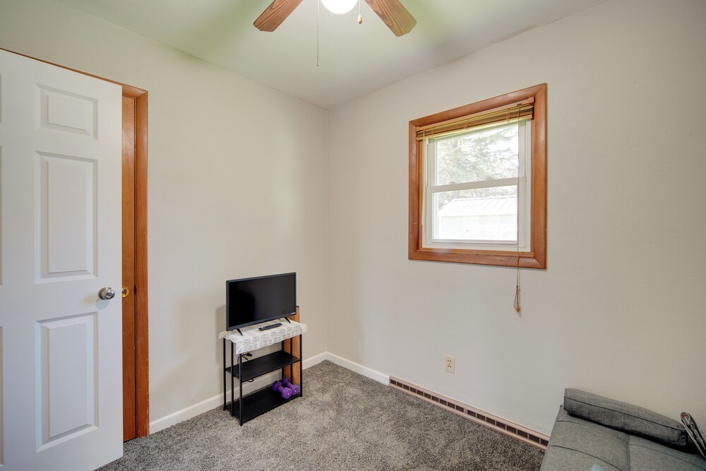 Sunny Cloquet Home - 2 Mi to St. Louis River! view 3