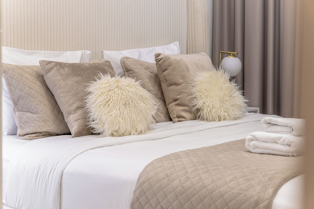 Delujo Stays – Burj Crown Collection