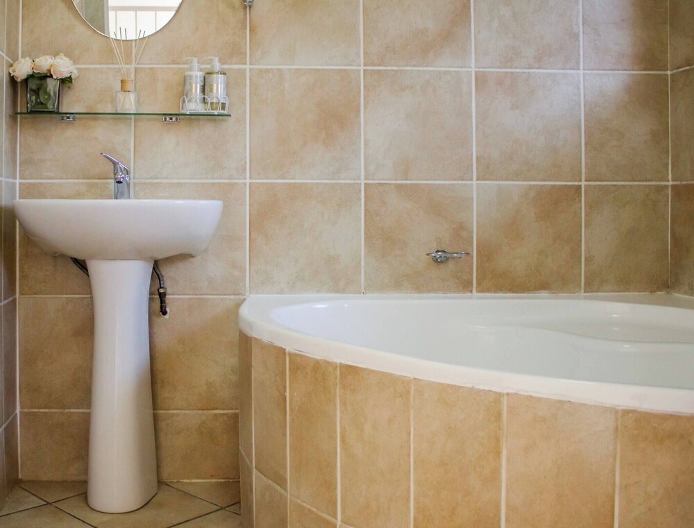 Beautiful 2 Bedroom Apartment Near Monte Casino