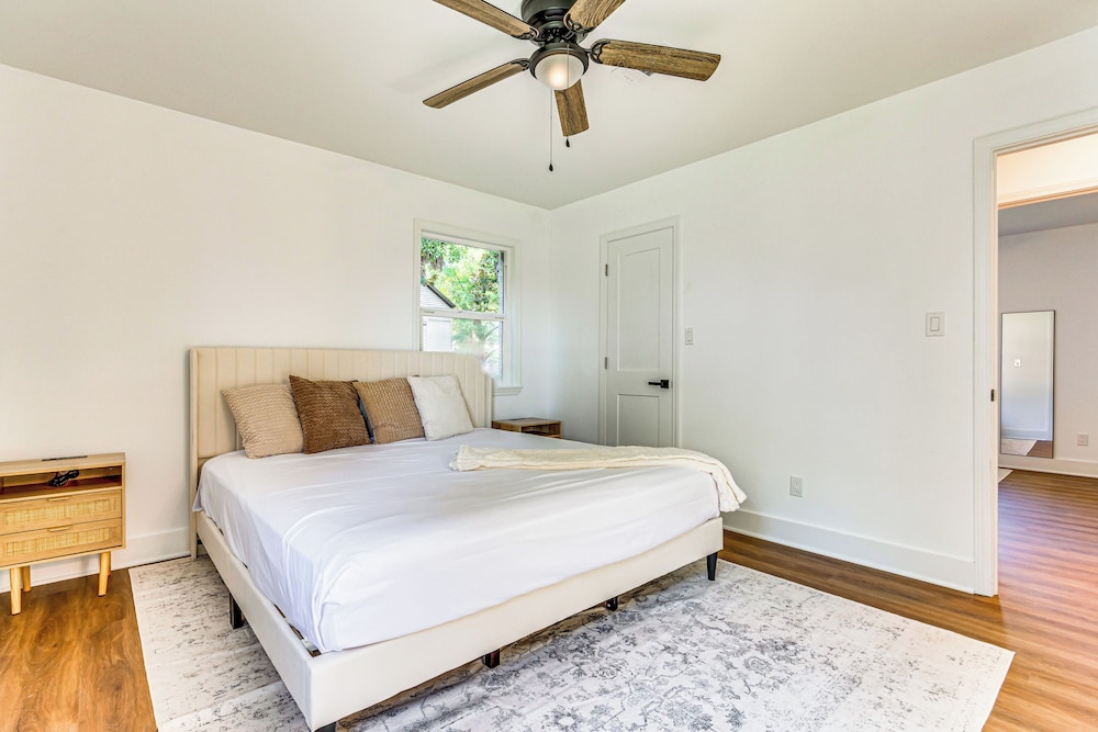 < 1 Mi to Downtown Pensacola: Quiet Home w/ Yard
