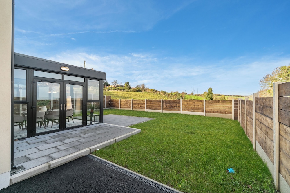 Modern Entire Home Retreat in Newry