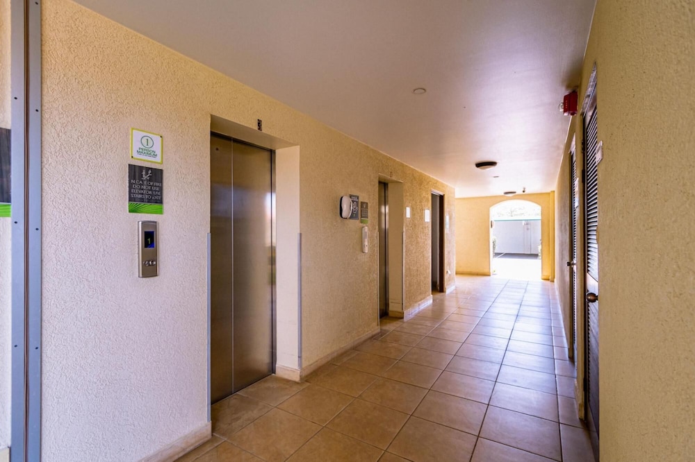 Beautiful 2BR Condo w Great Amenities Palmbeach