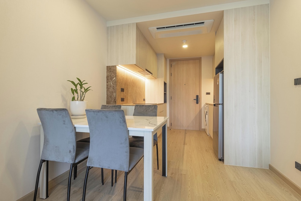 1BR with Pool Gym Great Location C246