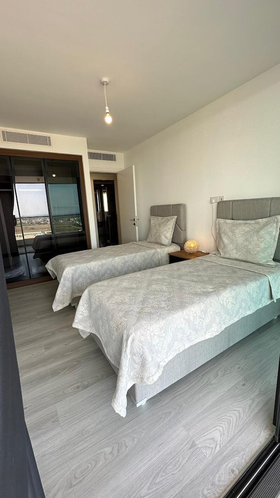 23 Grand Sapphire 2 Bedrooms 2 Shower, Pool, Beach view 2