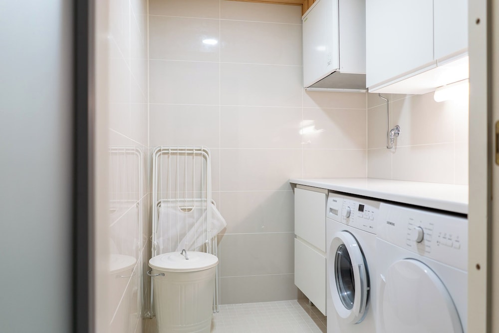 Luxurious 3-Br Apt with Balcony