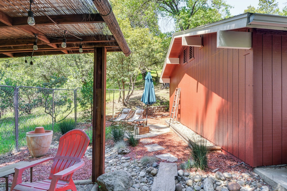 Hike, Boat & More: Cabin w/ Hot Tub in Ahwahnee!