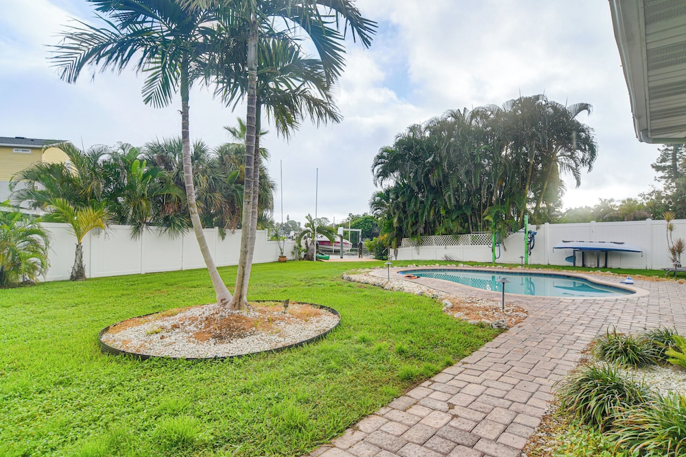 5 Mi to Dtwn: Pet-friendly Home in St Petersburg!