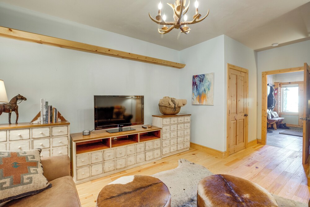 Walk to Lift! Luxe, Updated Cbmr Home w/ Mtn Views